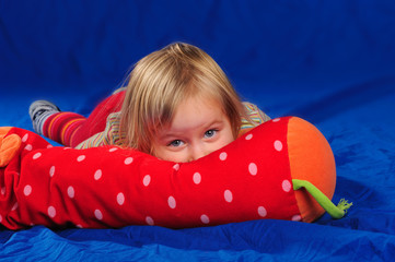 Obraz premium little girl with cuddly toy