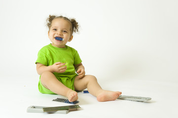 Destruction de télécommande par bébé