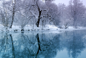 blauer Fluss im Winter