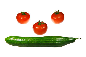 Fototapeta na wymiar Gurke und drei Tomaten