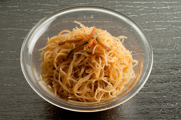 ciotola con spaghetti di soia