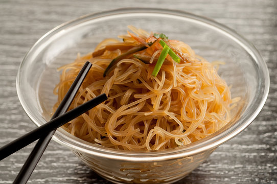 spaghetti di soia e bacchette