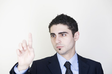 Gutaussehender Geschäftsmann drückt auf einen virtuellen Schirm