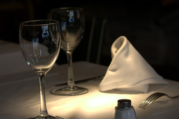 tavolo apparecchiato al ristorante