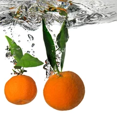 Zelfklevend Fotobehang mandarijn in water gevallen met bubbels op wit © artjazz