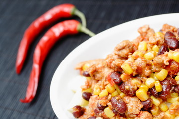 Chili con carne with pasta and red peppers