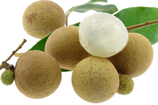 longanes, fruits du dragon, fond blanc