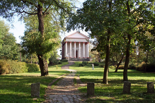 Mausoleumskapelle beim Raczynski-Palast in Rogelin (Polen)