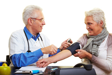 Blutdruck messen bei Seniorin