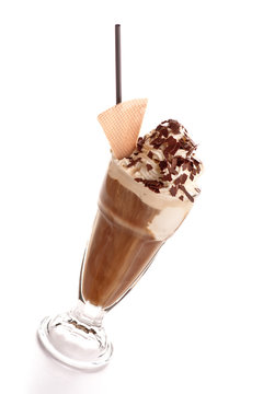 Eiskaffe mit Schokostreusel, Strohhalm und Waffel