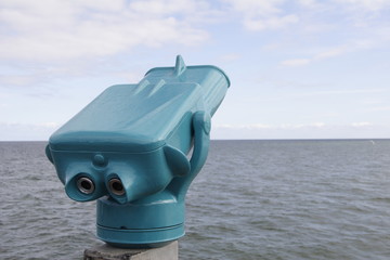 Fernglas mit Blick auf das Meer