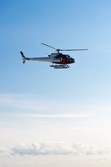 Fototapeta na wymiar Helicopter vor blauem Himmel