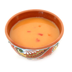 cuenco de gazpacho en fondo blanco