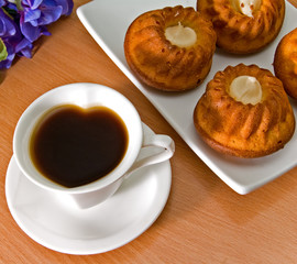 Ñoffee  and cupcakes.
