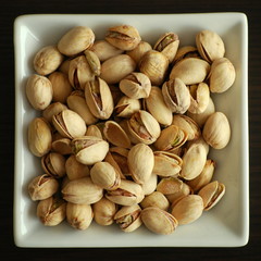 pistaches dans un bol carré