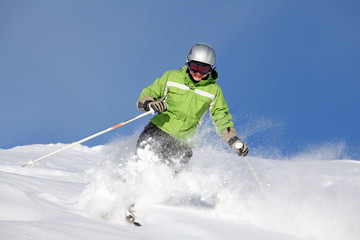 Skifahrerin im Pulverschnee