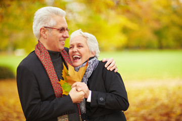 Senioren lachen im Park
