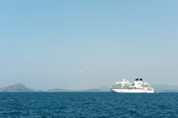 Fototapeta na wymiar cruise ship
