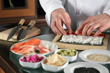 Selbstklebende Fototapeten Chefkoch, der Sushi zubereitet © Tomasz Markowski
