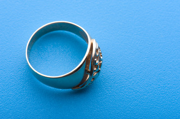 Obraz na płótnie Canvas Gold ring macro on blue