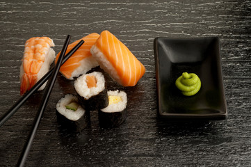sushi misto wasabi e bacchette