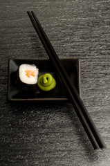 sushi roll con wasabi