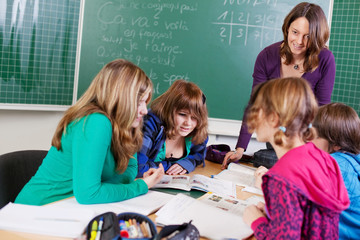 lehrerin erklärt schülern eine aufgabe