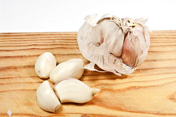 Küchenbrett und Knoblauch