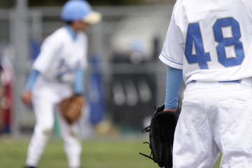 Fototapeta premium young third baseman watching the pitcher