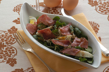 Insalatona con valeriana uova sode e speck