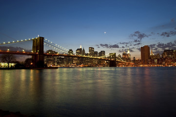 Fototapeta na wymiar Brooklyn Bridge by twilight