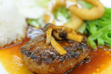 煮込みハンバーグ