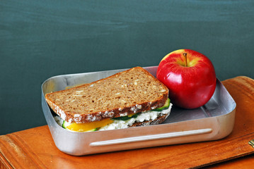 Vollkornbrot und Apfel