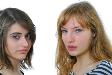 deux jeunes femme qui pleurent 3