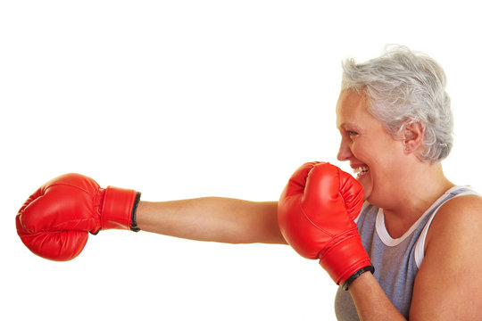 Seniorin lernt Boxen