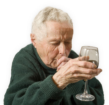 vieille dame tousse apres avoir bu du vin