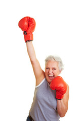 Seniorin als Siegerin beim Boxen
