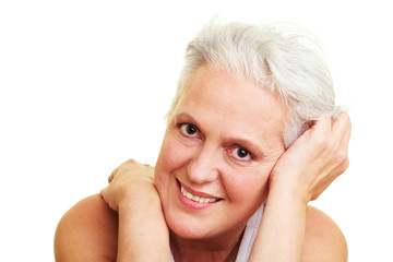 Zufriedene Seniorin lächelt