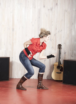 jeune femme d&eacute;foulement studio guitare