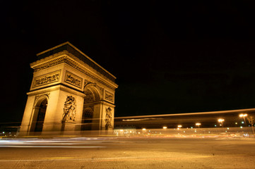 Fototapeta na wymiar Arc de Triomphe, Paryż, w nocy