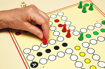 Playing a Game at Home - Gesellschafts-Spiel