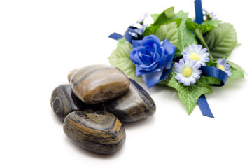 Steine mit blauen Blumen