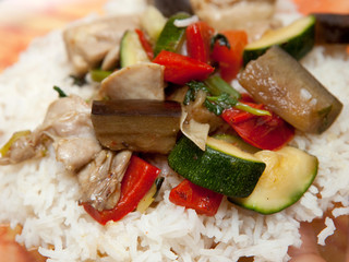 Riz légumes cuisinés poulet