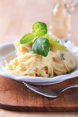 Spaghetti with cheese sauce