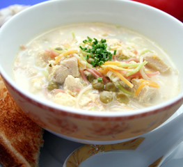 Bunte Nudelsuppe