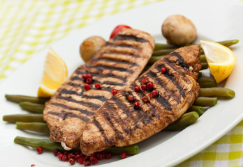 Grilled turkey fillet and green beans,vegetable salad