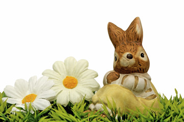 Osterhase mit Blumen auf der Wiese