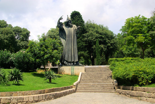 Grgur Ninski Statue 02