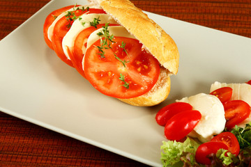 Baguette mit Tomaten