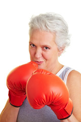 Seniorin mit Boxhandschuhen